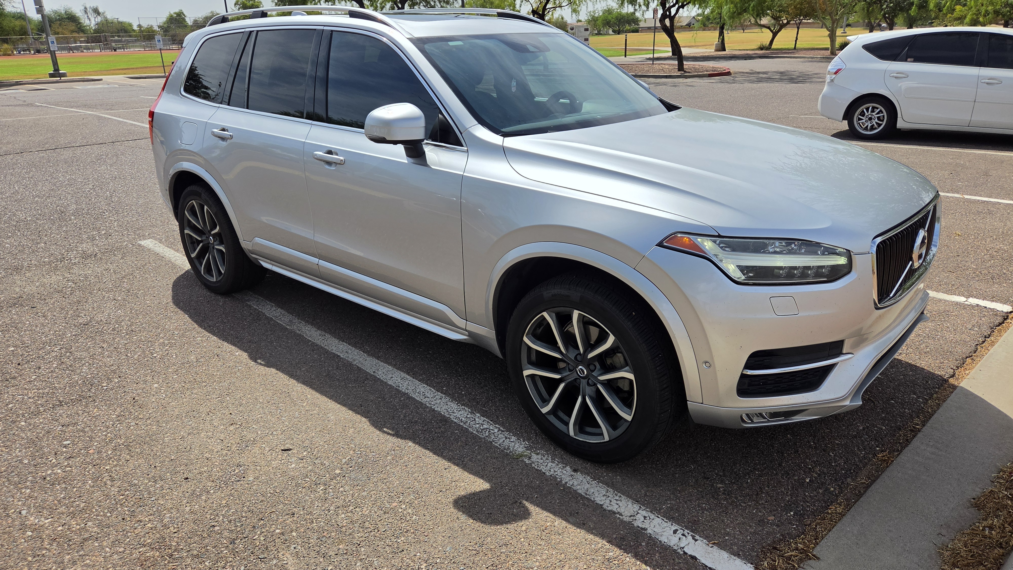 Used 2018 Volvo XC90 T6 Momentum w/ Convenience Package AWD/4WD image 10