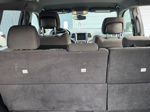 Used 2018 Jeep Grand Cherokee Laredo image 11