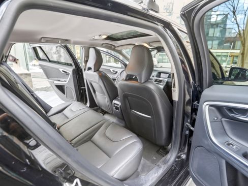 Used 2018 Volvo V60 T5 Cross Country w/ Convenience Package image 4