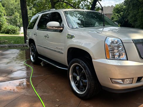 Used 2007 Cadillac Escalade AWD w/ Information Package image 6