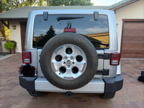 Used 2014 Jeep Wrangler Unlimited Sahara w/ Connectivity Group AWD/4WD image 5