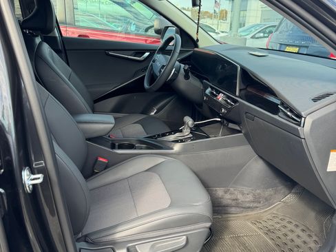Used 2025 Kia Niro EX image 10