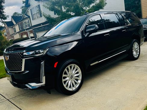 Used 2024 Cadillac Escalade ESV Luxury AWD/4WD image 16