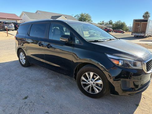 Used 2017 Kia Sedona LX w/ LX Essentials Premium Package FWD image 6