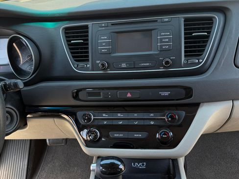 Used 2015 Kia Sedona LX w/ LX Convenience Package FWD image 4