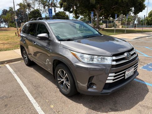 Used 2017 Toyota Highlander LE w/ Carpet Mat Package AWD/4WD image 1