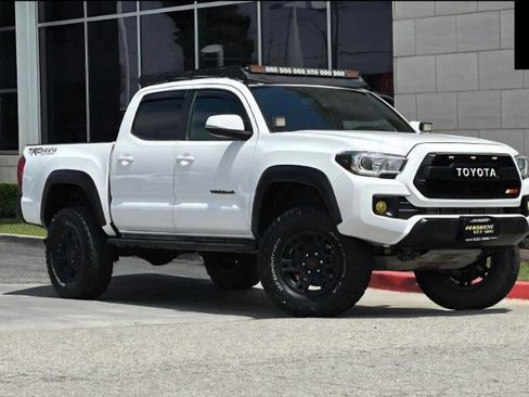 Used 2017 Toyota Tacoma TRD Off-Road w/ Tow Package (A/T) image 1