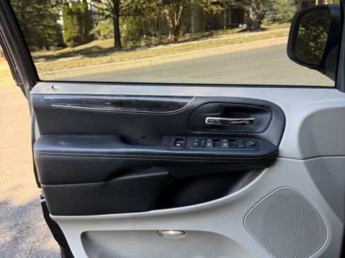 Used 2011 Chrysler Town & Country Touring image 15