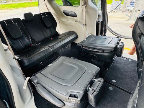 Used 2017 Chrysler Pacifica Touring-L image 16