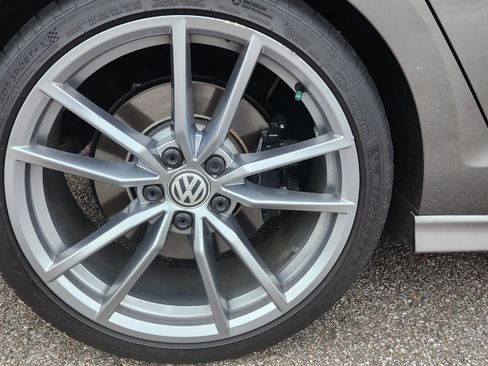 Used 2017 Volkswagen Golf R 4-Door image 13