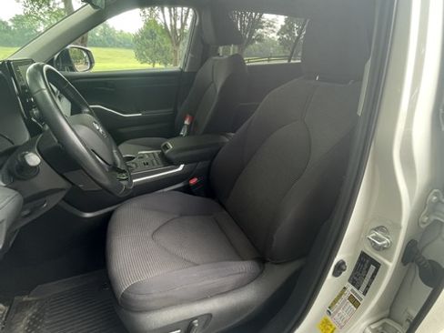Used 2021 Toyota Highlander LE AWD/4WD image 11