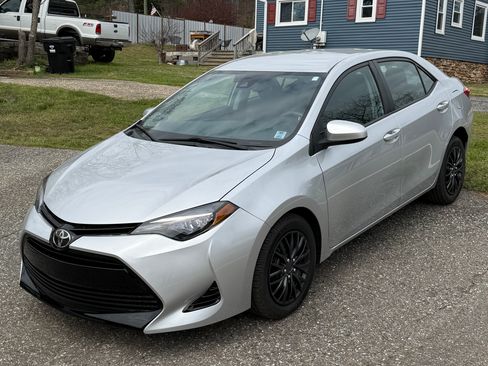 Used 2017 Toyota Corolla LE image 2