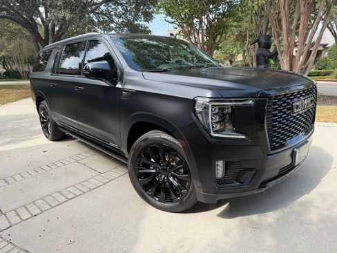 Used 2023 GMC Yukon XL Denali w/ Denali Reserve Package image 4