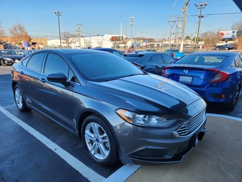 Used 2018 Ford Fusion SE w/ Fusion SE Technology Package FWD image 1