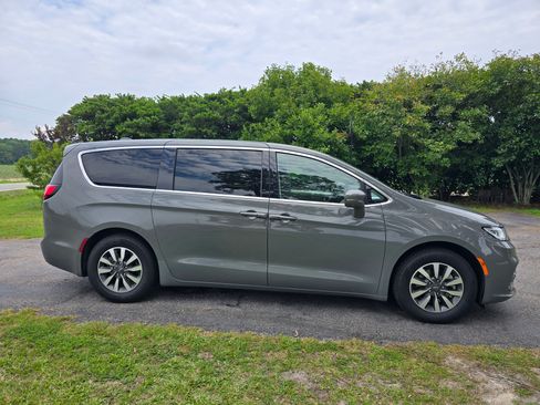 Used 2022 Chrysler Pacifica Touring-L w/ Uconnect Theater Family Group FWD image 6