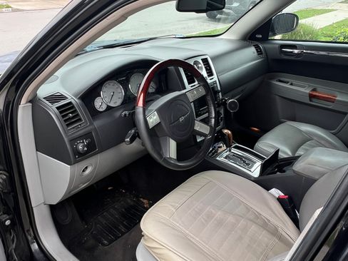 Used 2006 Chrysler 300 C w/ Protection Group II image 6