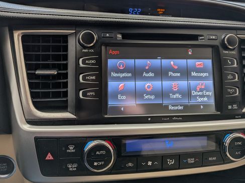 Used 2017 Toyota Highlander XLE image 14