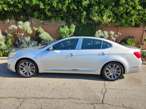 Used 2016 Kia Cadenza Premium w/ Luxury Plus Package image 2