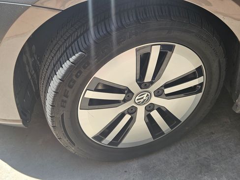 Used 2016 Volkswagen e-Golf SE FWD image 25