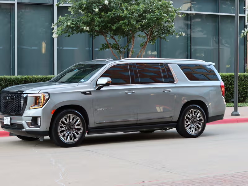 Used 2023 GMC Yukon XL Denali Ultimate w/ LPO, Floor Liner Package AWD/4WD image 18