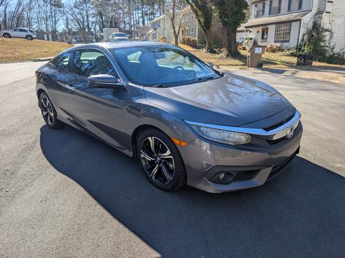 Used 2017 Honda Civic Touring image 2