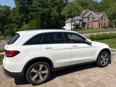 Used 2017 Mercedes-Benz GLC 300 4MATIC image 4
