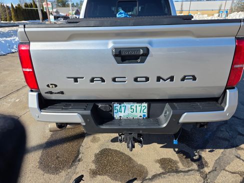 Used 2025 Toyota Tacoma TRD Sport w/ TRD Sport Premium Package image 4