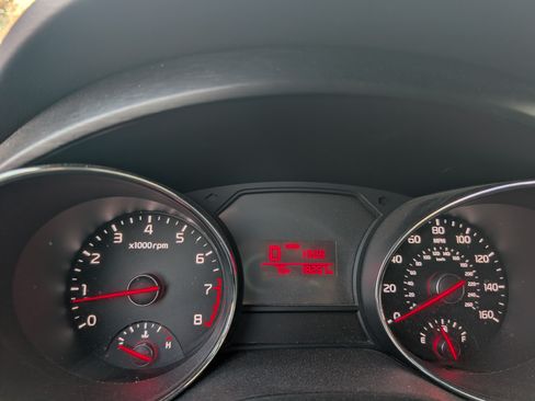 Used 2017 Kia Sedona L image 6