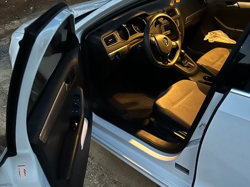 Used 2017 Volkswagen Jetta S image 2