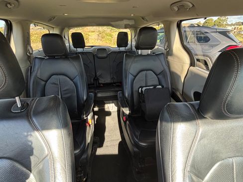 Used 2018 Chrysler Pacifica Touring-L image 15