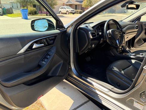 Used 2017 INFINITI QX30 Premium w/ Navigation Package image 15