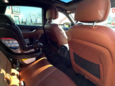 Used 2020 Maserati Levante image 11