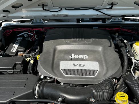 Used 2016 Jeep Wrangler Sport w/ Connectivity Group AWD/4WD image 8