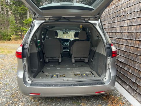 Used 2015 Toyota Sienna LE image 5