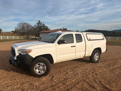 Used 2018 Toyota Tacoma SR image 12