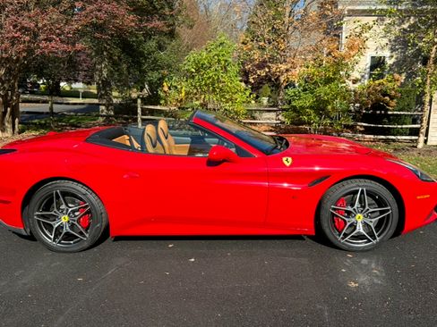 Used 2017 Ferrari California T image 2