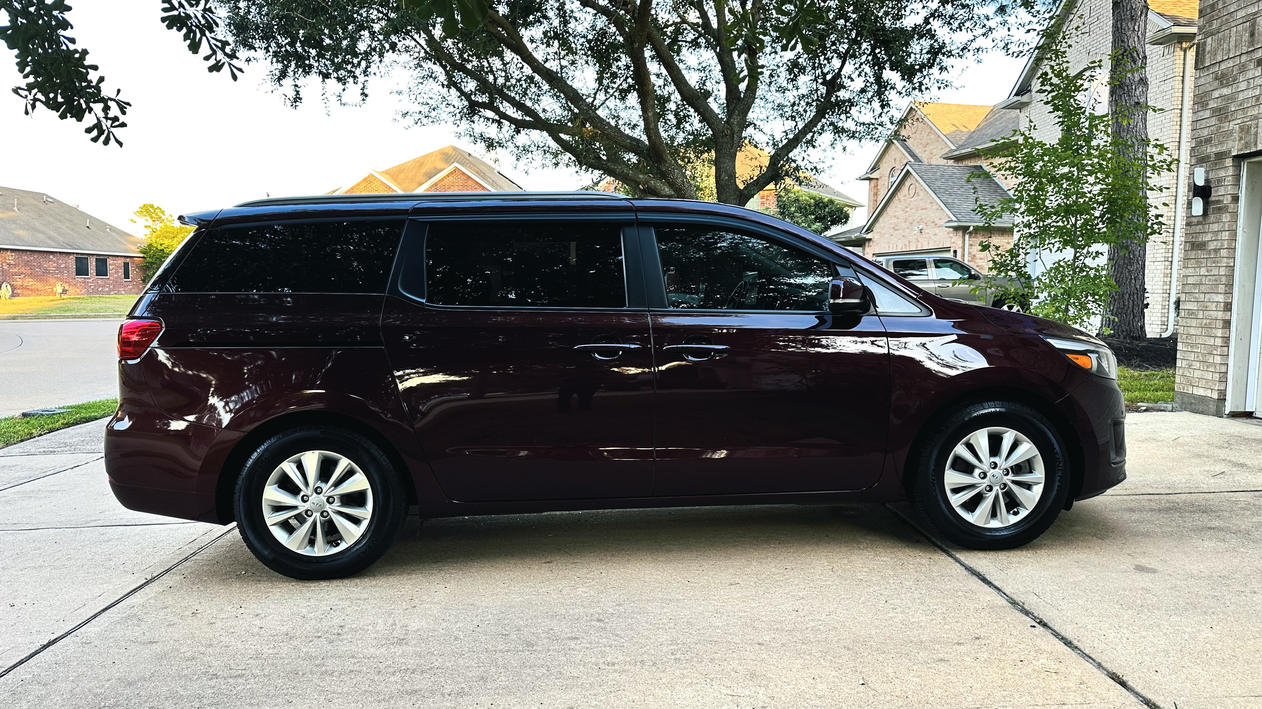 Used 2017 Kia Sedona LX w/ LX Essentials Premium Package FWD image 4
