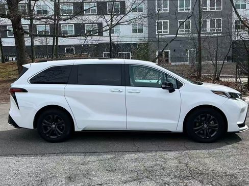 Used 2024 Toyota Sienna XSE w/ XSE Premium Package image 2