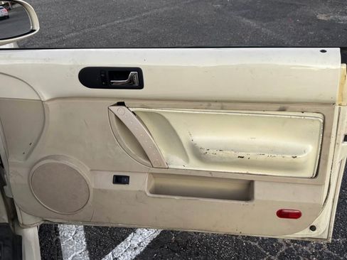 Used 2007 Volkswagen Beetle Convertible w/ Package 2 FWD image 5