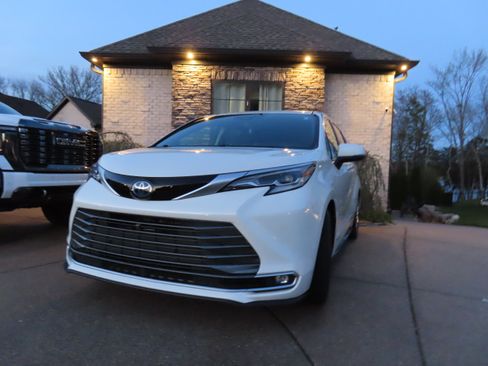 Used 2021 Toyota Sienna Platinum image 10