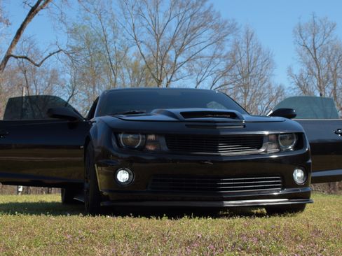 Used 2010 Chevrolet Camaro SS w/ RS Package image 2