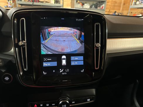 Used 2021 Volvo XC40 T5 Momentum image 10