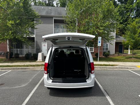 Used 2018 Dodge Grand Caravan SE w/ UConnect Hands-Free Group FWD image 10