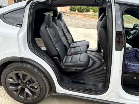 Used 2024 Tesla Model X image 2