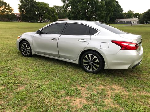 Used 2017 Nissan Altima 2.5 SV FWD image 4