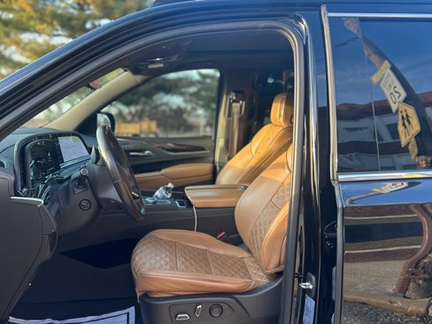 Used 2023 Cadillac Escalade Premium Luxury AWD/4WD image 6