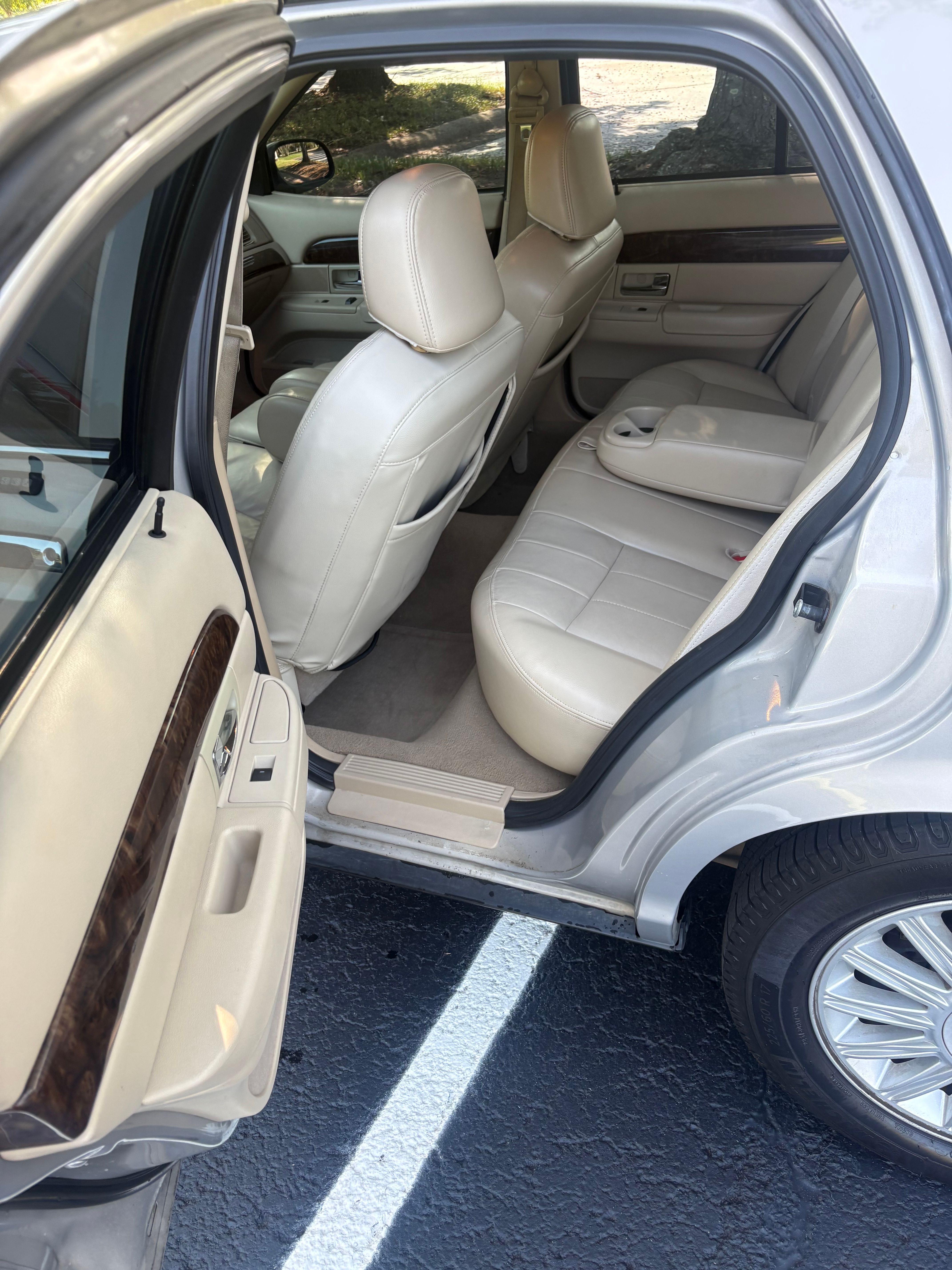 Used 2010 Mercury Grand Marquis LS RWD image 6