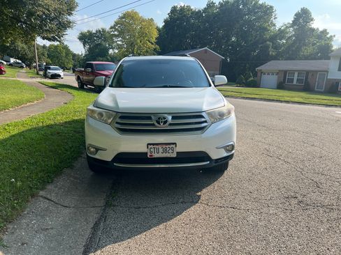 Used 2012 Toyota Highlander SE w/ Tow Pkg AWD/4WD image 2