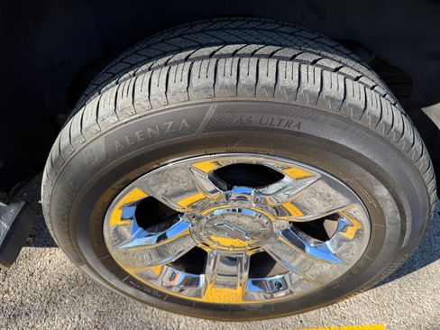 Used 2018 Chevrolet Suburban LT w/ LT Signature Package image 12