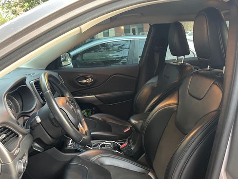Used 2019 Jeep Cherokee Latitude Plus FWD image 9